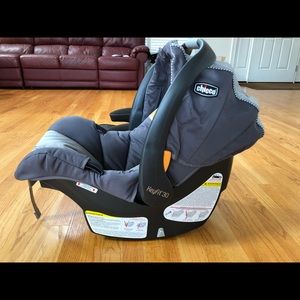 Chicco Car Seat with two bases_expiries in 01/2024